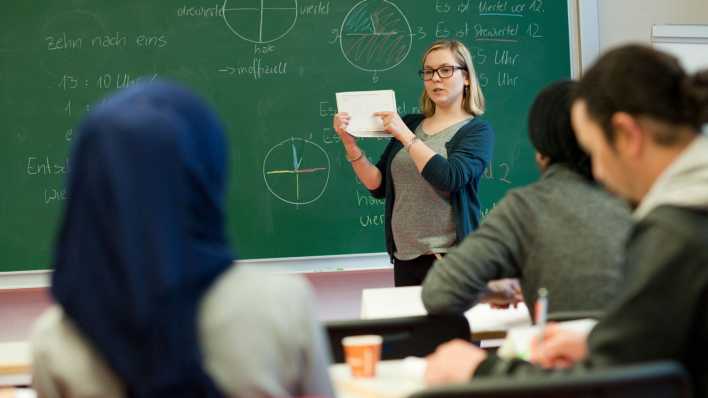 Die Leiterin eines Intensivsprachkurses steht in einem Hörsaal der Universität Potsdam vor einer Klasse mit Geflüchteten, die in Deutschland Lehrer werden wollen. (Bild: dpa / Klaus-Dietmar Gabbert)