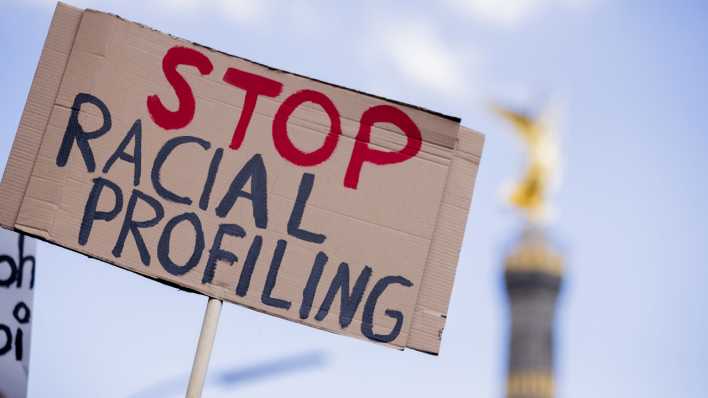 18.07.2020, Berlin: «Stop racial Profiling» (Stoppt Profiling aufgrund der Rassenzugehörigkeit) steht bei einer Demonstration auf einem Schild.