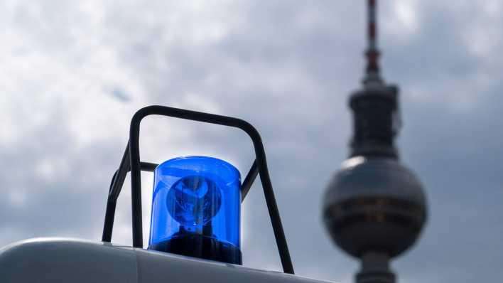 Blaulicht auf dem Dach eines Berliner Polizeifahrzeugs