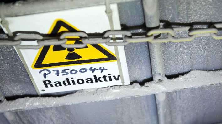 Sammelbehälter mit Warnhinweis für eventuell radioaktiv kontaminiertes Wasser in der Nähe einer Einlagerungskammer des Atommüllagers Asse (Bild: imago images / epd) Sammelbehälter mit Warnhinweis für eventuell radioaktiv kontaminiertes Wasser in der Nähe einer Einlagerungskammer des Atommüllagers Asse (Bild: imago images / epd)