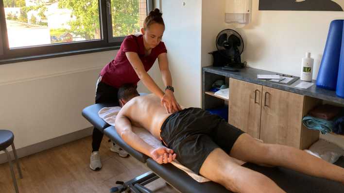 Die junge Physiotherapeutin Maria Zander Zeidam behandelt einen Patienten (rbb/ Jule Käppel) Die junge Physiotherapeutin Maria Zander Zeidam behandelt einen Patienten (rbb/ Jule Käppel)