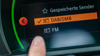 Auf der Anzeige eines Autoradios ist die Anzeige DAB/DMB zu sehen.