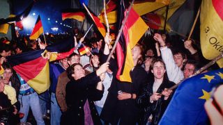 Wiedervereinigung, Fest der Einheit am 2./ 3.10.1990, Feiernde am Brandenburger Tor Berlin, Deutschland, Europa