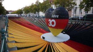 Ein Herz mit der Aufschrift 30 Jahre steht umgeben von schwarzen, roten und goldenen Stoffbahnen in der Ausstellung Der Weg zur Deutschen Einheit im Stadtkanal in der Yorckstraße im Rahmen der EinheitsExpo anlässlich der zentralen Feier zum Tag der Deutschen Einheit in Potsdam, 20. September 2020.