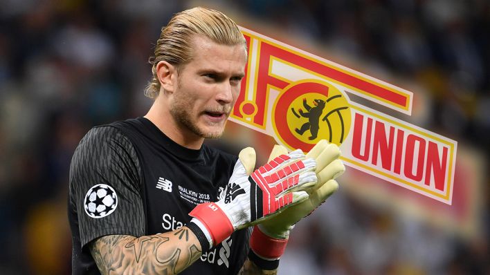 Loris Karius vor dem Wappen des 1. FC Union Berlin (Foto: imago images / Sven Simon)