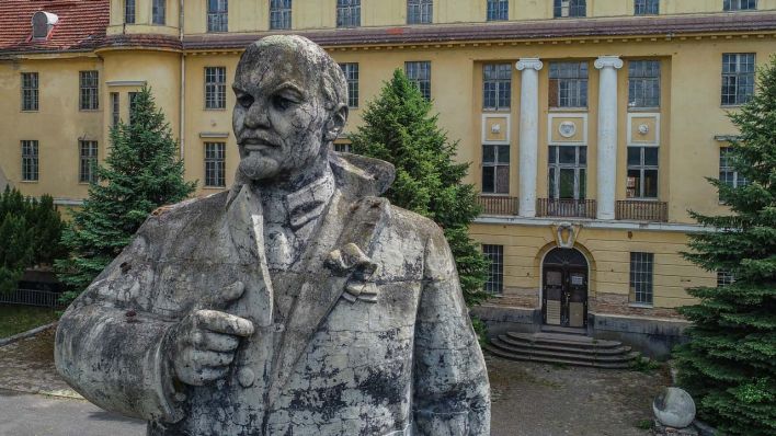 Ein Denkmal des sowjetischen Staatsführers Wladimir Iljitsch Uljanow Lenin steht auf einem ehemaligen Militärgelände vor dem Haus der Offiziere