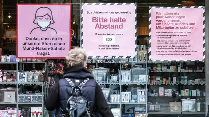 ARCHIV, Berlin 07.10.2020: "Bitte halte Abstand" und "Danke, dass du in unserem Store einen Mund-Nasen-Schutz trägst" steht am Schaufenster eines Kaufhauses in Wilmersdorf (Bild: Jens Kalaene/dpa-Zentralbild)