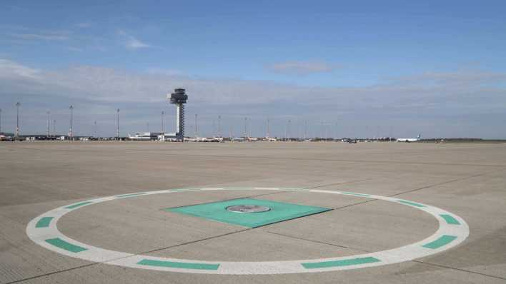 Blick aufs Flugfeld und den Tower.