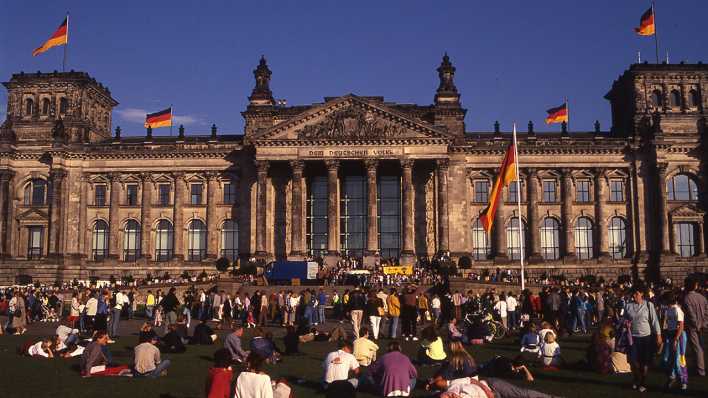 3. Oktober 1990: Besucher warten vor dem Reichstag auf den Festakt zur Wiedervereinigung am Tag der Deutschen Einheit in Berlin
