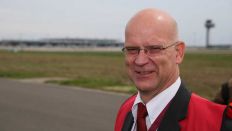 ARCHIV, 6.5.2015: Stephan Loge, Landrat des Landkreise Dahme-Spreewald beim Pressetermin zum Start der Nordbahnsanierung auf dem Flughafen Schönefeld (Bild: imago images/Raimund Müller)