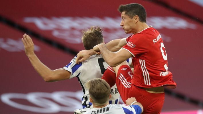 Robert Lewandowski im Zweikampf gegen Niklas Stark (Foto: imago images / Sammy Minkhoff