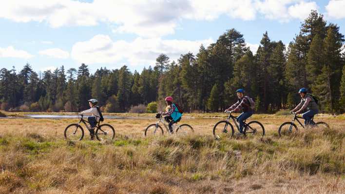 Familie auf einer Radtour im Herbst