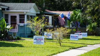 Wahlkampf-Schilder für Donald Trump und Joe Biden stehen in den Vorgärten von Häusern in St. Petersburg in Florida (Bild: imago images / ZUMA Wire)