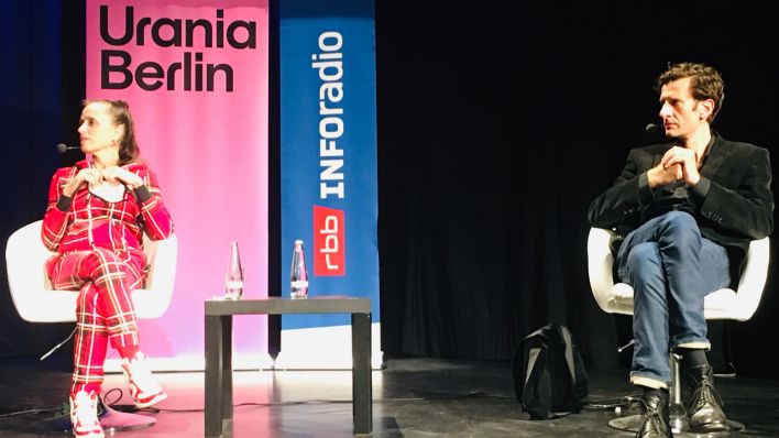 Die Schauspielerin Anna Thalbach und der Schriftsteller Frederic Wiankav beim Infodaio-Forum (rbb/ Begzada Kilian)