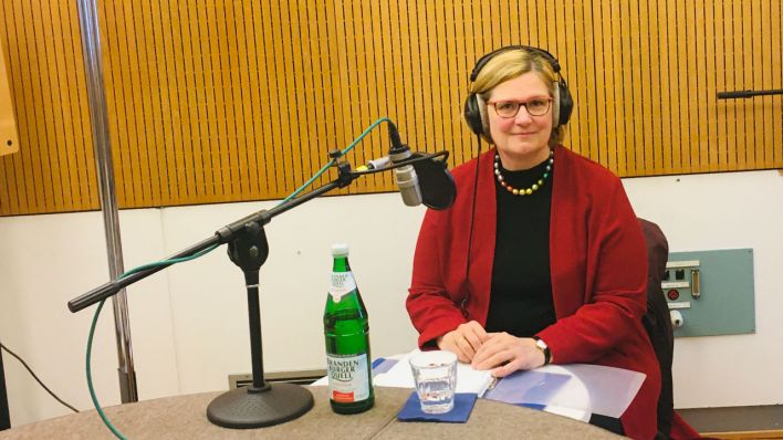 Angelika Schöttler, Bezirksbürgermeisterin Tempelhof-Schöneberg (SPD) im Studio für das Inoforadio-Forum (Bild: rbb/ Begzada Kilian)