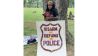 Teilnehmerin des March on Washington mit Protestplakat "DISARM AND DEFUND THE POLICE"