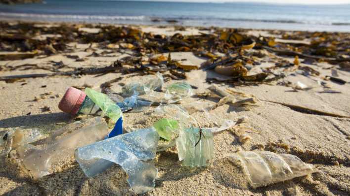 Angespülter Plastikmüll am Strand von St Ives in Cornwall, UK