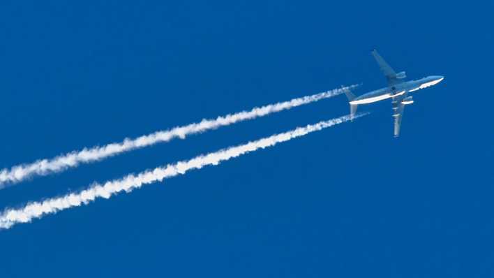 Flugzeug mit Kondensstreifen am Himmel (Bild: Patrick Pleul/dpa-Zentralbild/dp)