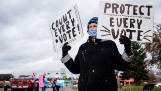 Kalispell: Eine kleine Gruppe Flathead-Aktivisten halten Protestschilder, mit der Forderung: jede Wahlstimme zählt