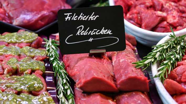 Frisches Fleisch liegt in der Auslage einer Berliner Metzgerei (Bild: dpa / Jens Kalaene)