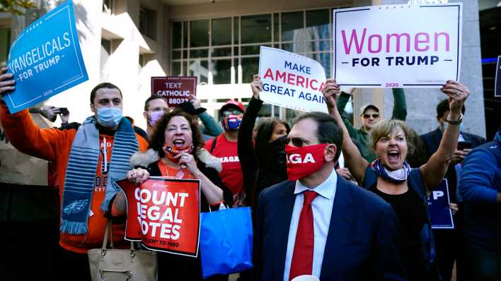 Proteste von Trump-Anhängern gegen die Auszählung. (Bild: dpa) Proteste von Trump-Anhängern gegen die Auszählung. (Bild: dpa)