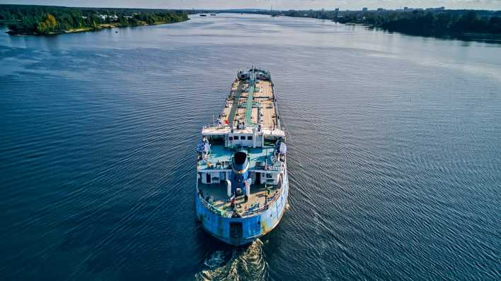 Frachtschiff auf der Volga Frachtschiff auf der Volga