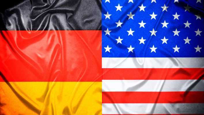 Illustration: Deutsche und us-amerikanische Flagge nebeneinander (Bild: imago images/ Christian Ohde) Illustration: Deutsche und us-amerikanische Flagge nebeneinander (Bild: imago images/ Christian Ohde)