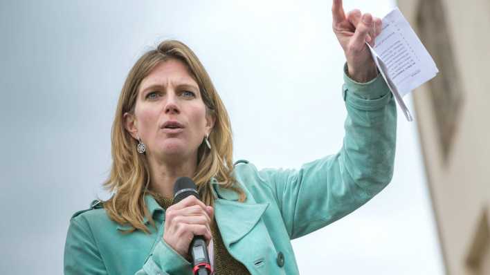 Die deutsche Klimaforscherin Prof. Dr. Maja Göpel spricht während einer der FridaysForFuture Demonstration am Brandenburger Tor (Bild: imago images / Stefan Trappe) Die deutsche Klimaforscherin Prof. Dr. Maja Göpel spricht während einer der FridaysForFuture Demonstration am Brandenburger Tor (Bild: imago images / Stefan Trappe)