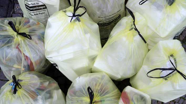 Gelbe Säcke mit Verpackungsmüll liegen vor einem Haus (Bild: imago images / Rene Traut) Gelbe Säcke mit Verpackungsmüll liegen vor einem Haus (Bild: imago images / Rene Traut)
