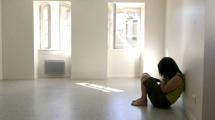 Einsames Mädchen in einer leeren Wohnung Einsames Mädchen in einer leeren Wohnung
