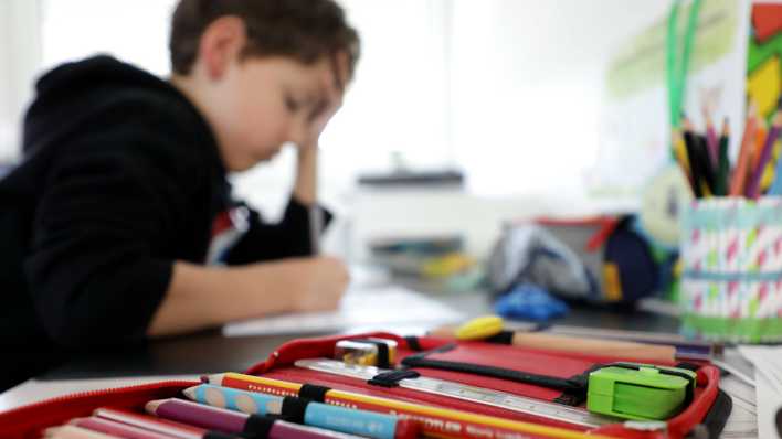 Schüler bei den Hausaufgaben Schüler bei den Hausaufgaben