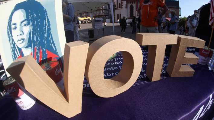 Die Buchstaben "VOTE" auf einem Tisch. (Bild: imago/Ralph Peters) Die Buchstaben "VOTE" auf einem Tisch. (Bild: imago/Ralph Peters)