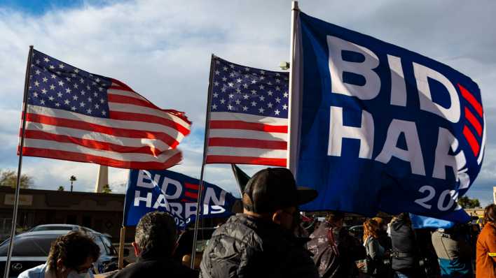 UnterstützerInnen für Biden Harris mit Flaggen (Bild: imago images/ Miranda Alam) UnterstützerInnen für Biden Harris mit Flaggen (Bild: imago images/ Miranda Alam)
