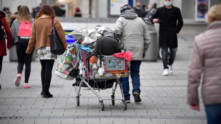 Symbolbild: Obdachloser Mensch mit seiner Habe (Bild: dpa/ picture alliance/ Sven Simon) Symbolbild: Obdachloser Mensch mit seiner Habe (Bild: dpa/ picture alliance/ Sven Simon)