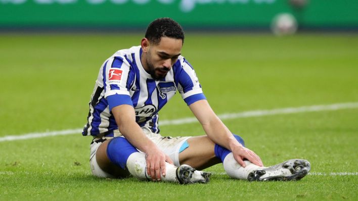 Hertha Matheus Cunha sitzt enttäuscht auf dem Rasen (Foto: imago images / Contrast)