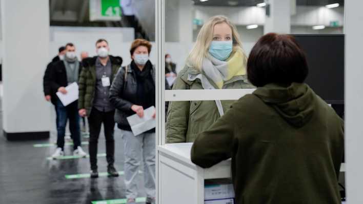 Symbolbild: Testlauf in einem Impfzentrum in Köln (Bild: imago images)