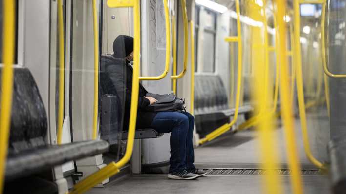 Leere U-Bahn in Berlin (Bild: imago images/ Florian Gärtner)