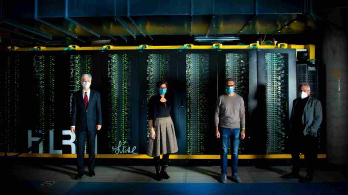 Gruppenfoto vor dem Supercomputer Lise, benannt nach Lise Meitner. Der Computer umfasst 1270 Rechenknoten mit insgesamt 121.920 Rechenkernen (Bild: rbb/Gundula Krause)