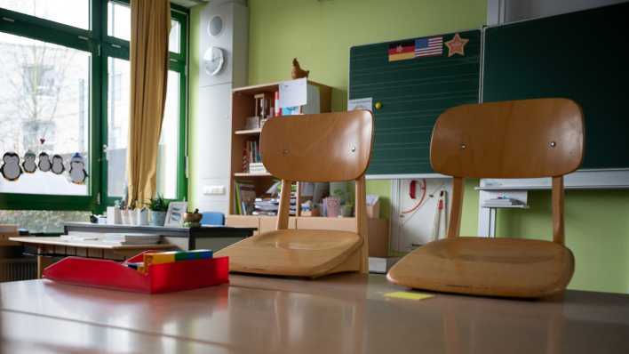 Stühle sind in einem leeren Klassenzimmer hochgestellt (Bild: dpa))