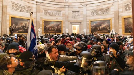 Trump-Anhänger und Polizisten gerade im Gebäude aneinander