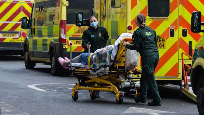Britische Notfallamblanz beim Royal London Hospital (Bild: dpa/ picture alliance/ Wiktor Szymanowicz)