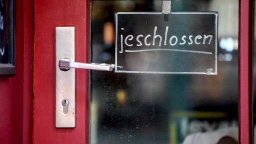 "jeschlossen"-Schild an der Eingangstür einer Berliner Kneipe