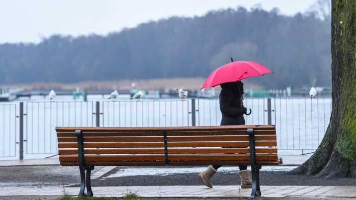 Symbolbild: Lockdown Deutschland alleine Spaziergang am Müggelsee (Bild: dpa/ picture alliance/ Kira Hofmann)
