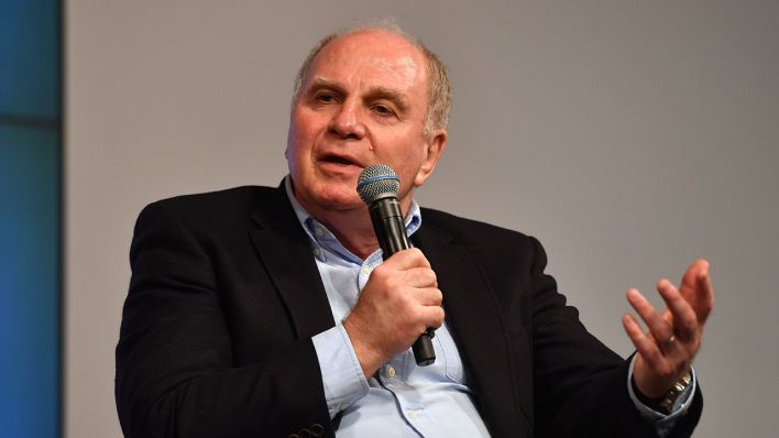 Uli Hoeneß spricht auf einer Veranstaltung (Quelle: imago images/Sven Simon)