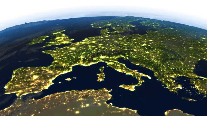 Eine 3D-Illustration von Europa - sichtbar sind darauf die Lichter der Städte (Bild: imago images / agefotostock)