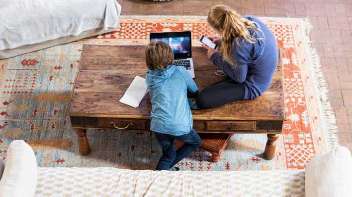 Zwei Kinder spielen an Smartphone und Laptop (Bild: imago images/ Mint Images)