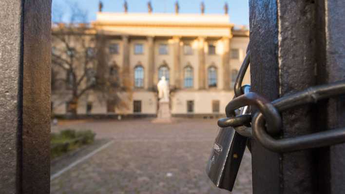 Eingangstor der Humboldt-Universität zu Berlin Deutschland, Berlin (Bild: imago images/Christian Spicker) Eingangstor der Humboldt-Universität zu Berlin Deutschland, Berlin (Bild: imago images/Christian Spicker)