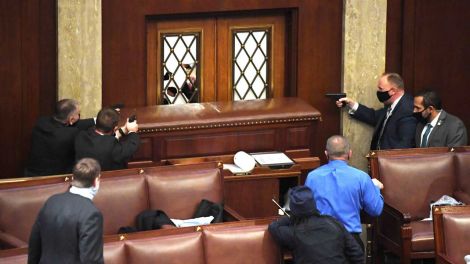 Bundespolizisten sichern mit gezogenen Waffen das Parlament im Kapitol (Bild: imago images/UPI Photo)