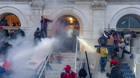 Polizisten versuchen mit Tränengas die Trump-Anhänger zurückzudrängen (Bild: imago images/Pacific Press Agency)