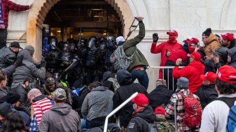 Zusammenstöße von Polizisten mit Trump-Anhängern, während diese versuchen, in das Kapitol einzudringen (Bild: imago images/Pacific Press Agency)